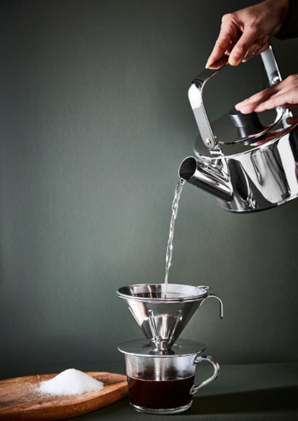 Coffee-filter-with cup stand-banner